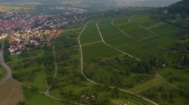 Almanya 'da Neuffen köyü ve şatosunun hava görüntüsü bulutlu bir sabah erken saatlerde Burg Hohenneuffen. 