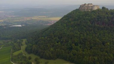 Almanya 'da Neuffen köyü ve şatosunun hava görüntüsü bulutlu bir sabah erken saatlerde Burg Hohenneuffen. 