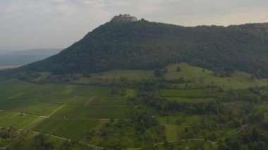 Almanya 'da Neuffen köyü ve şatosunun hava görüntüsü bulutlu bir sabah erken saatlerde Burg Hohenneuffen. 