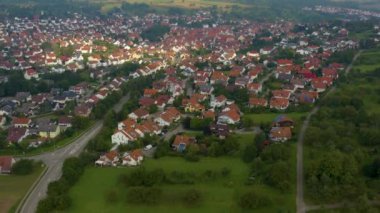 Almanya 'da Neuffen köyü ve şatosunun hava görüntüsü bulutlu bir sabah erken saatlerde Burg Hohenneuffen. 