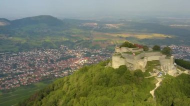 Almanya 'da Neuffen köyü ve şatosunun hava görüntüsü bulutlu bir sabah erken saatlerde Burg Hohenneuffen. 