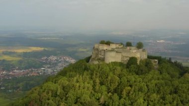 Almanya 'da Neuffen köyü ve şatosunun hava görüntüsü bulutlu bir sabah erken saatlerde Burg Hohenneuffen. 