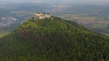 Almanya 'da Neuffen köyü ve şatosunun hava görüntüsü bulutlu bir sabah erken saatlerde Burg Hohenneuffen. 