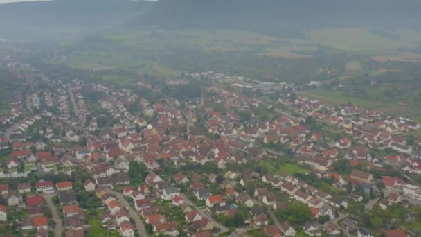城の空中ビューバーグ雲と早朝にドイツの村オーウェンの横にチェックします — ストック動画