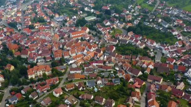 德国Neuffen村和Burg Hohenneuffen城堡的空中景观 — 图库视频影像