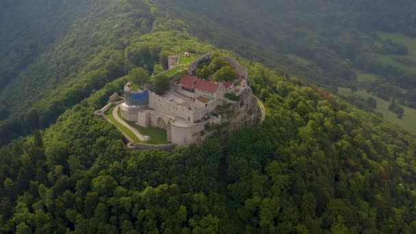 村の空中ビューノイフェンと城Burg Hohenneffen雲と早朝にドイツで — ストック動画