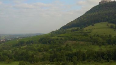 Almanya 'da Neuffen köyü ve şatosunun hava görüntüsü bulutlu bir sabah erken saatlerde Burg Hohenneuffen. 