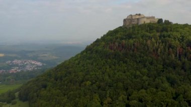 Almanya 'da Neuffen köyü ve şatosunun hava görüntüsü bulutlu bir sabah erken saatlerde Burg Hohenneuffen. 