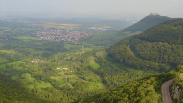 Luftaufnahme Des Dorfes Neuffen Und Der Burg Hohenneuffen Einem Frühen — Stockvideo