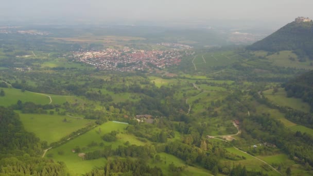 Luftaufnahme Des Dorfes Neuffen Und Der Burg Hohenneuffen Einem Frühen — Stockvideo