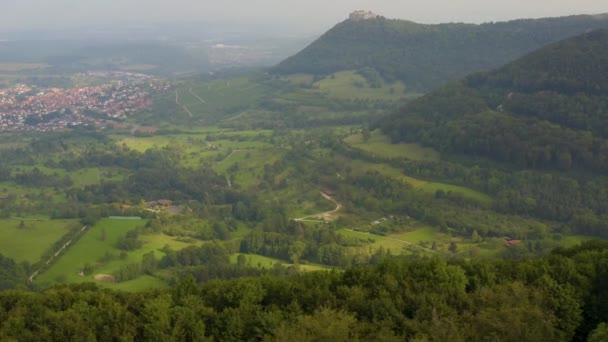 Luftaufnahme Des Dorfes Neuffen Und Der Burg Hohenneuffen Einem Frühen — Stockvideo