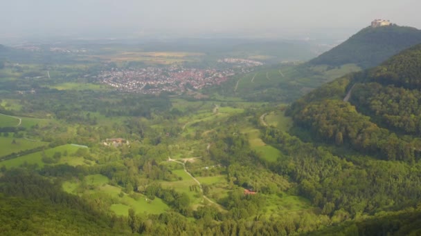 Luftaufnahme Des Dorfes Neuffen Und Der Burg Hohenneuffen Einem Frühen — Stockvideo