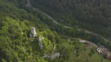 Yazın güneşli bir günde Hundersingen, Muensingen ve Hohenhundersingen kalesinin hava manzarası.