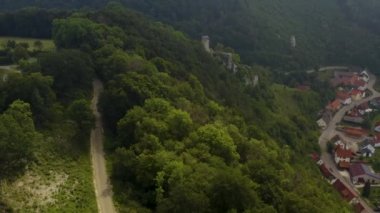 Yazın güneşli bir günde Hundersingen, Muensingen ve Hohenhundersingen kalesinin hava manzarası.