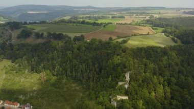 Yazın güneşli bir günde Hundersingen, Muensingen ve Hohenhundersingen kalesinin hava manzarası.