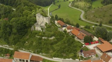 Yazın güneşli bir günde Bichishausen ve Burg Bichishausen kalesinin hava manzarası. 