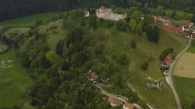 Yazın güneşli bir günde Almanya 'da Gundelfingen, Mnsingen köyünün ve kalenin hava manzarası. 