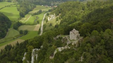 Yazın güneşli bir günde Almanya 'da Gundelfingen, Muensingen köyü ve kalesi etrafındaki hava manzarası.