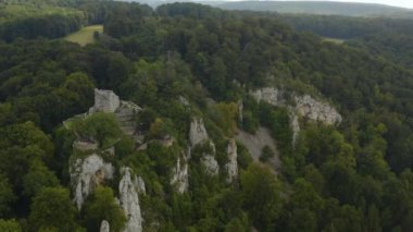 Yazın güneşli bir günde Almanya 'da Gundelfingen, Muensingen köyü ve kalesi etrafındaki hava manzarası.