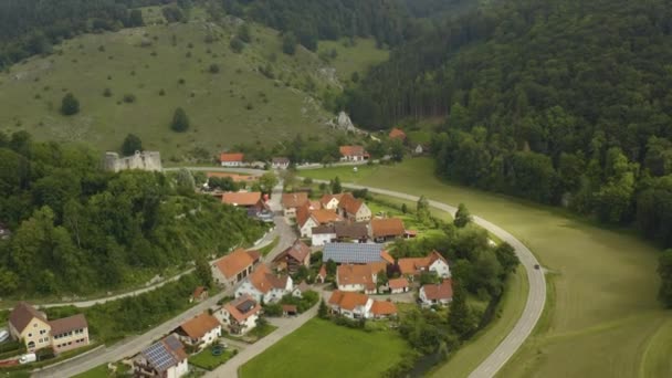 夏天阳光灿烂的日子 Bichishausen村和德国Burg Bichishausen城堡的空中景观 — 图库视频影像