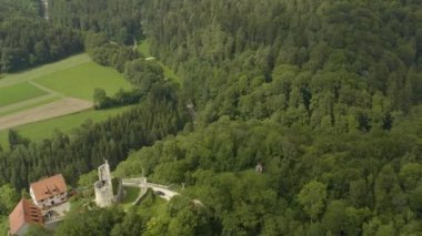 Güneşli bir günde Almanya 'nın Muensingen kentindeki Burg Derneck kalesinin hava görüntüsü 