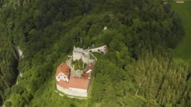 Yazın güneşli bir günde Almanya 'nın Muensingen kentindeki Burg Derneck kalesinin hava manzarası. 