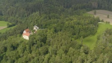 Yazın güneşli bir günde Almanya 'nın Muensingen kentindeki Burg Derneck kalesinin hava manzarası. 