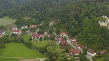 Yazın güneşli bir günde Almanya 'da Anhausen köyü etrafındaki hava manzarası. 