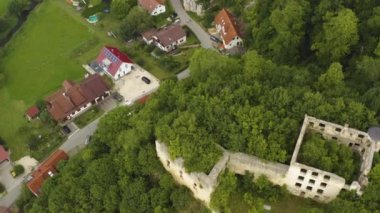 Yazın güneşli bir günde Almanya 'da Anhausen köyü etrafındaki hava manzarası. 