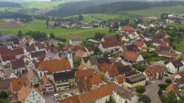 Yazın güneşli bir günde Almanya 'da Hayingen köyünün havadan görünüşü. 