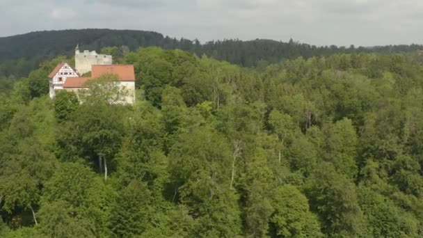 夏の晴れた日にドイツのMuensingen周辺の城Burg Derneckの空中写真 — ストック動画