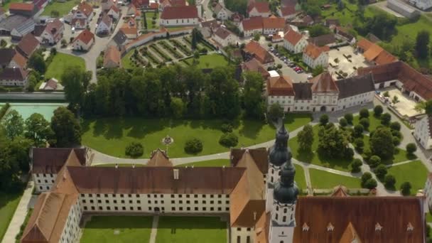 夏の晴れた日にドイツの修道院オーバーマーシャルの空中ビュー — ストック動画