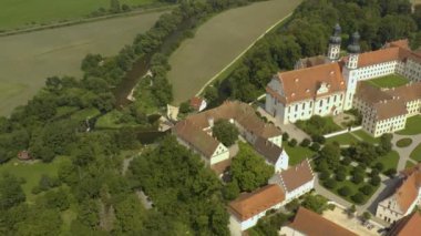 Yazın güneşli bir günde Almanya 'daki Obermarchtal manastırının hava manzarası. 