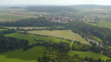 Yazın güneşli bir günde Almanya 'daki Obermarchtal manastırının hava manzarası. 