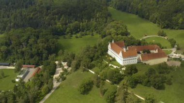 Yazın güneşli bir günde Almanya 'da Schloss Sarayı' nın havadan görünüşü. 