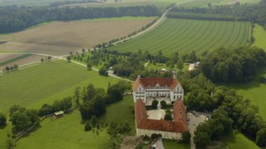 Yazın güneşli bir günde Almanya 'da Schloss Sarayı' nın havadan görünüşü. 