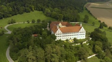 Yazın güneşli bir günde Almanya 'da Schloss Sarayı' nın havadan görünüşü. 