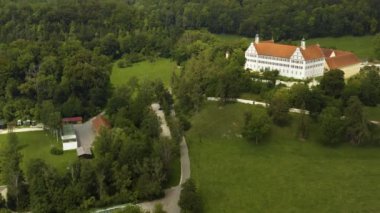 Yazın güneşli bir günde Almanya 'da Schloss Sarayı' nın havadan görünüşü. 