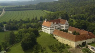 Yazın güneşli bir günde Almanya 'da Schloss Sarayı' nın havadan görünüşü. 