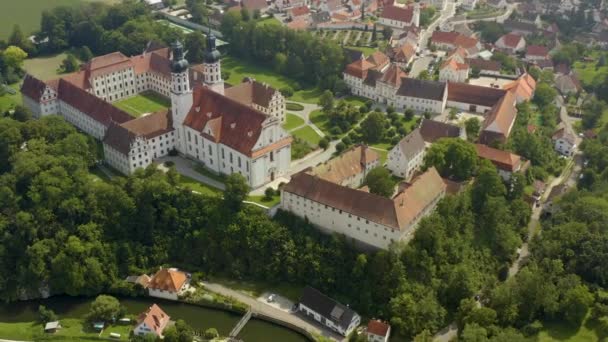 夏の晴れた日にドイツの修道院オーバーマーシャルの空中ビュー — ストック動画