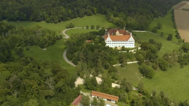 여름날 독일의 플로스 궁전의 례지를 공중에서 내려다 — 비디오