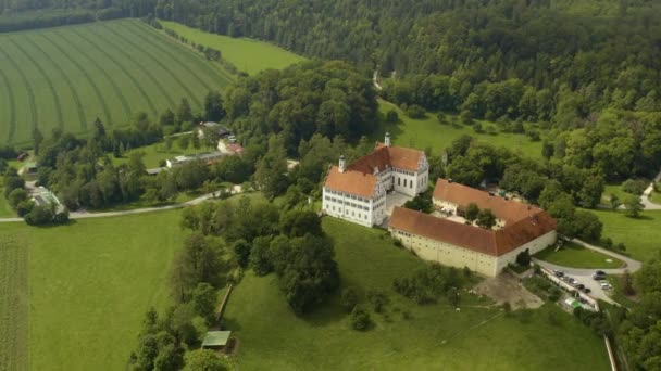 夏の晴れた日にドイツの宮殿シュロス モチモンの空中ビュー — ストック動画