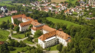 Yazın güneşli bir günde Almanya 'da köy ve manastırın hava manzarası. 