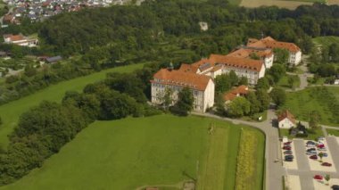 Yazın güneşli bir günde Almanya 'da köy ve manastırın hava manzarası. 
