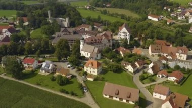 Yazın güneşli bir günde Almanya 'da köy ve manastırın hava manzarası. 