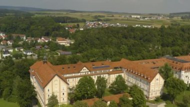 Yazın güneşli bir günde Almanya 'da köy ve manastırın hava manzarası. 