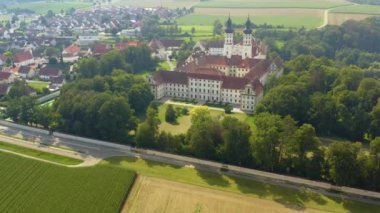 Yazın güneşli bir günde Almanya 'daki Obermarchtal manastırının hava manzarası. 