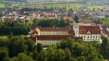 Yazın güneşli bir günde Almanya 'daki Obermarchtal manastırının hava manzarası. 
