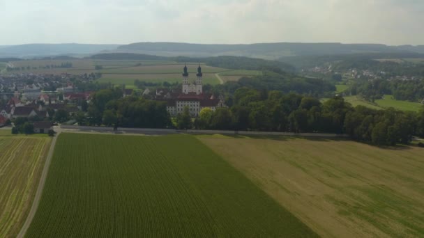 여름날 독일의 탈수도원을 공중에서 내려다본 — 비디오
