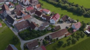 Yazın güneşli bir günde Almanya 'da Zell an der Donau köyünün hava manzarası. 